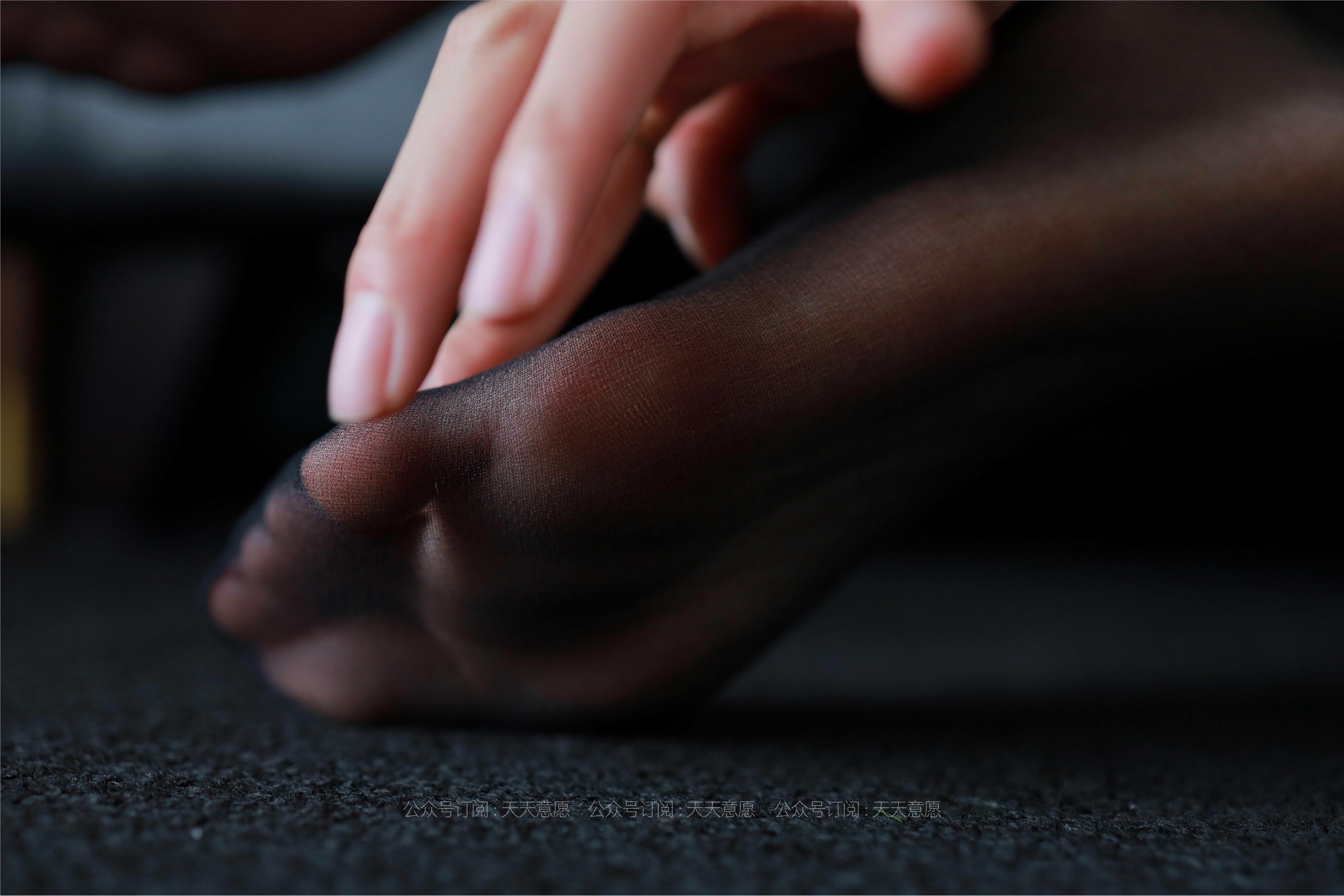 IESS异思趣向 - 模特：羽西《沙发上的黑丝》